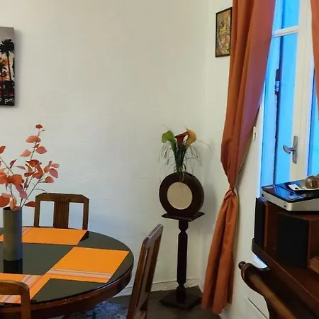 Au Quatre, 2em Etage Centre Historique Дом отдыха *