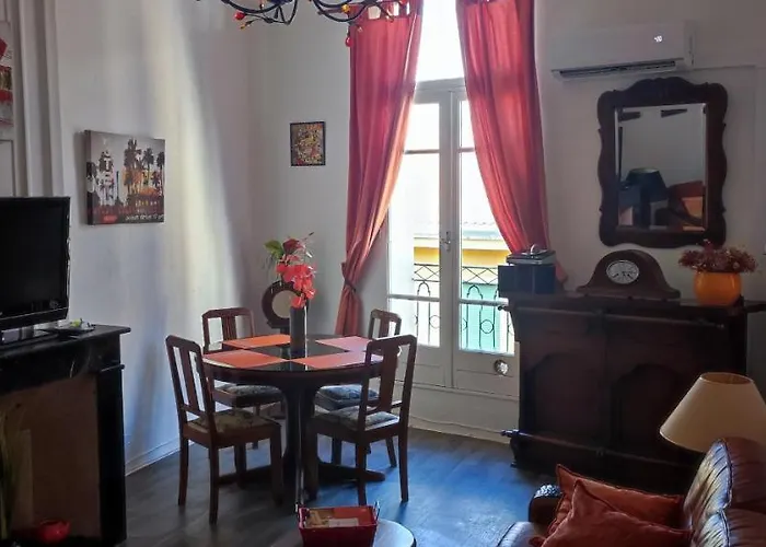 Dom wakacyjny Au Quatre, 2em Etage Centre Historique Pézenas