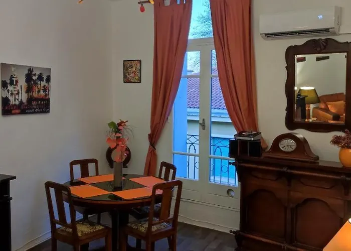 Dom wakacyjny Au Quatre, 2em Etage Centre Historique Pézenas